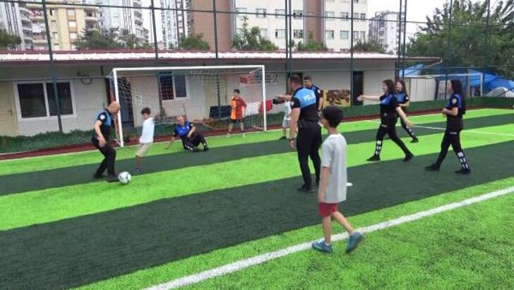 Adana Polisi Çocuklarla Sıkı Maç Yaptı 