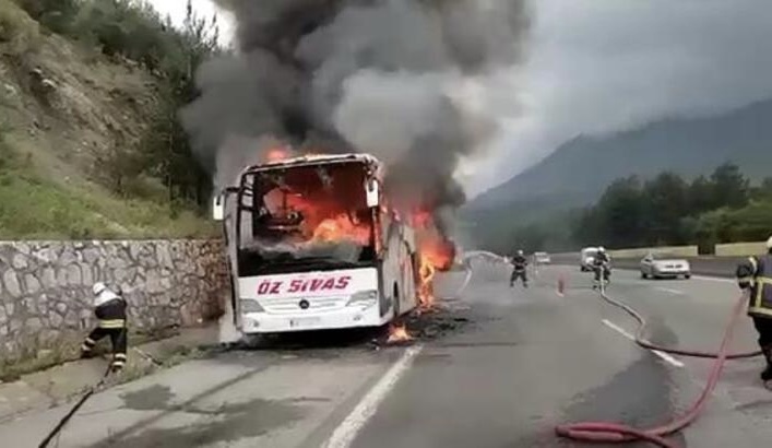 Yolcu Otobüsü Alev Alev Yandı 
