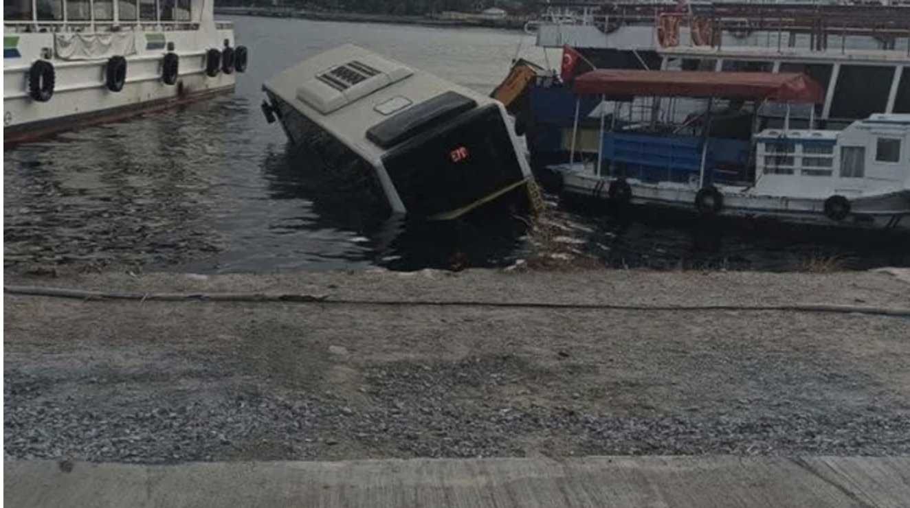 İETT Otobüsü Denize Düştü 