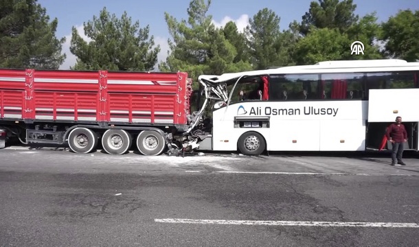 Otobüs Tıra Çarptı: 2 Ölü, 12 Yaralı 