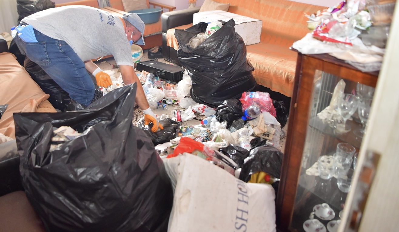 ‘Çöp Ev’den 20 Ton Çöp Çıkartıldı 
