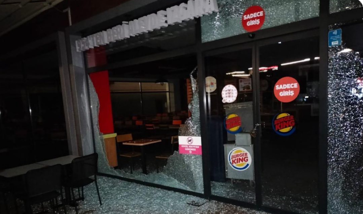 Starbucks ve Burger King Kurşunlandı
