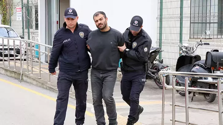 Polis Memurunun Parmağını Kırdı