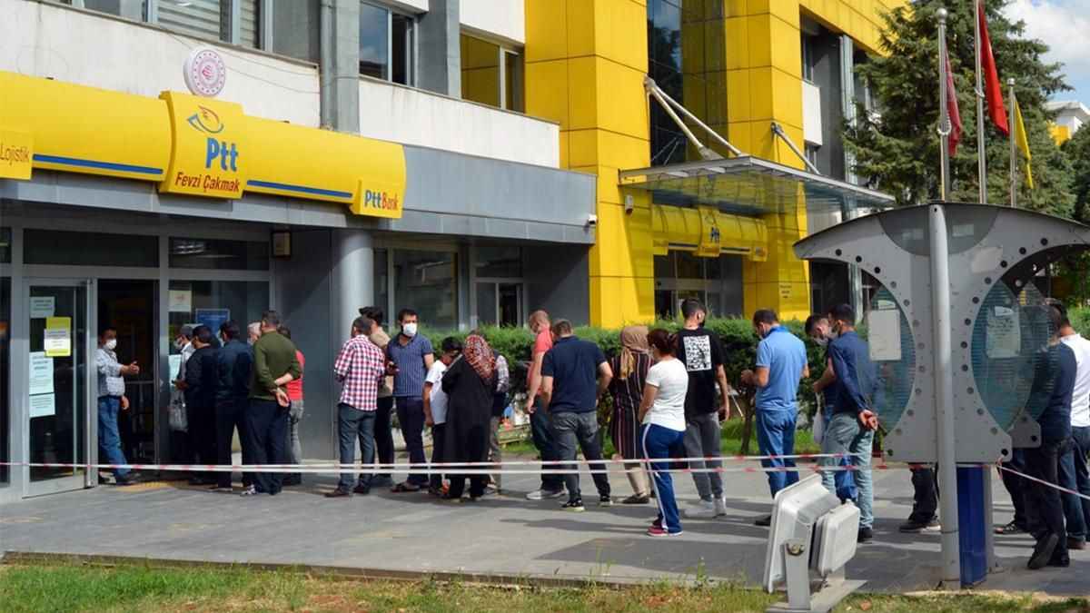 PTT önlerinde Emekli kuyrukları oluştu: Emeklilere hemen ödeme veriliyor!