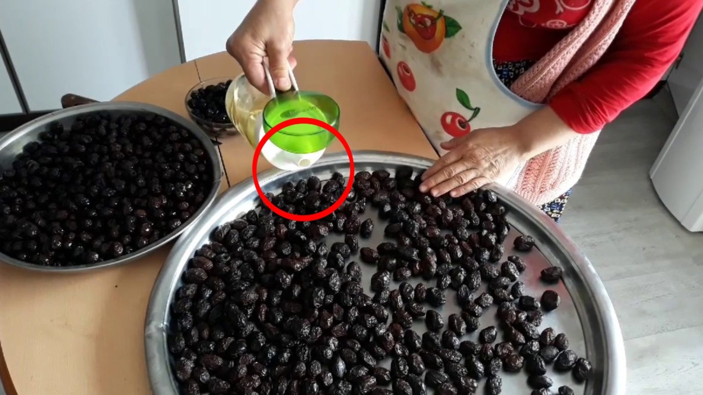 Zeytinin acı aromasından kurtulmak oldukça kolaymış! Yalnızca 2 malzemeyle kesin çözüm