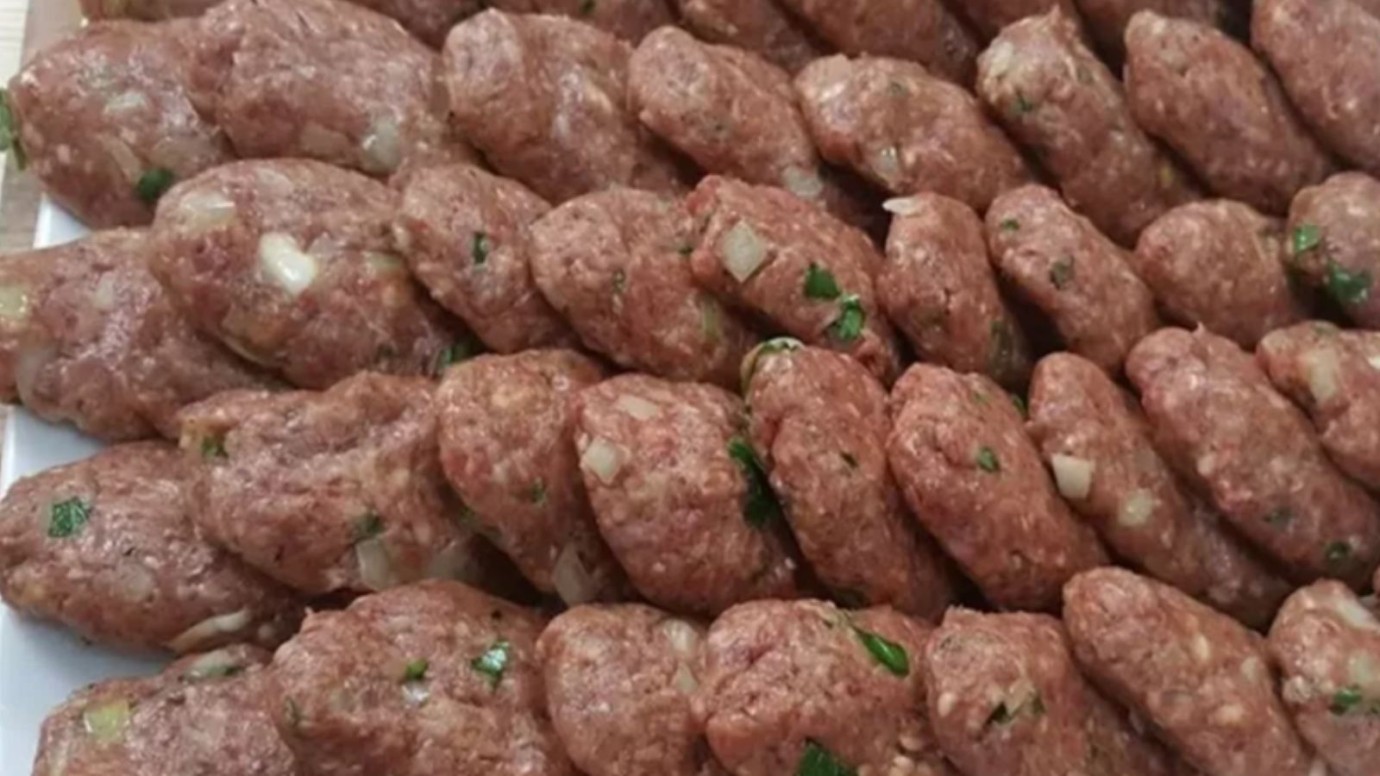 Soda + kıyma birleşiminin kuvveti... Aynı anne eli değmiş gibi oluyor; İşte sodalı köfte tarifi