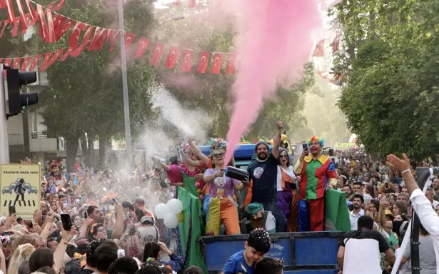 Karnaval Kortejinden Renkli Görüntüler 