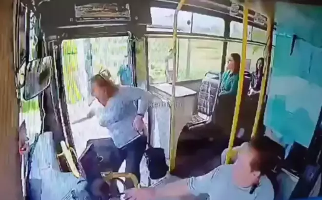 Kapısı Açık Otobüsten Düşüş Anı!
