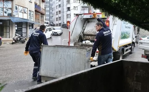 Belediye Başkanı 1 Mayıs’ta Çöp Topladı 