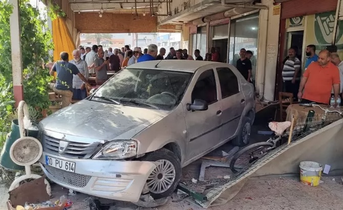 Otomobil Kahvehaneye Daldı: 5 Yaralı 