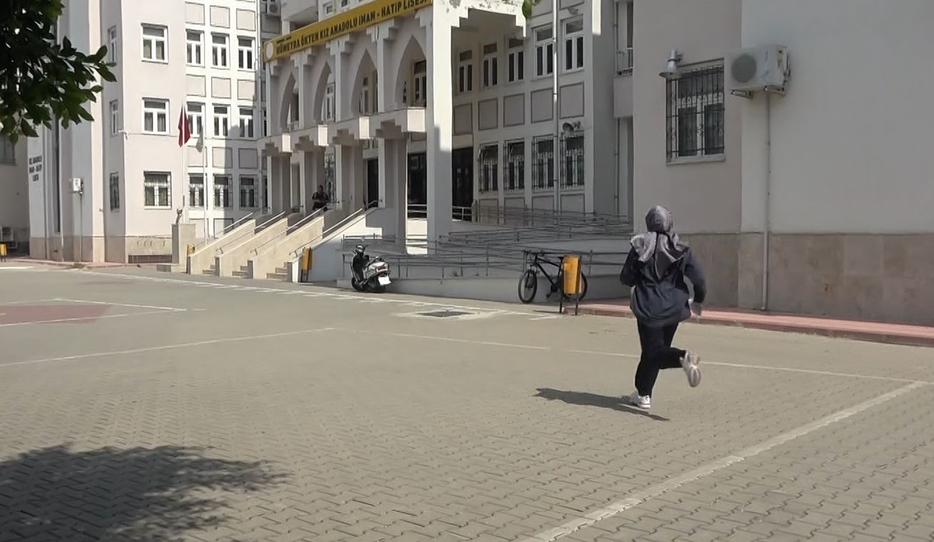 Burası Adana.. KPSS'ye Son Anda Yetişti! 
