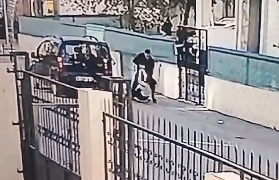 Eşini Sokakta Dövüp Kaçırmaya Kalkıştı