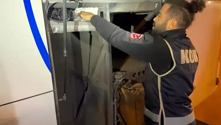 Otobüsten Kaçak Telefon Çıktı 