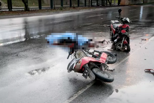 Otomobil ile 2 Elektrikli Bisiklet Çarpıştı