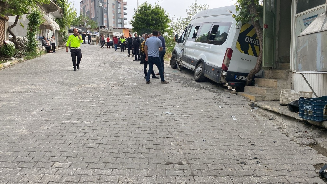 Öğrenci Servisi Otomobille Çarpıştı