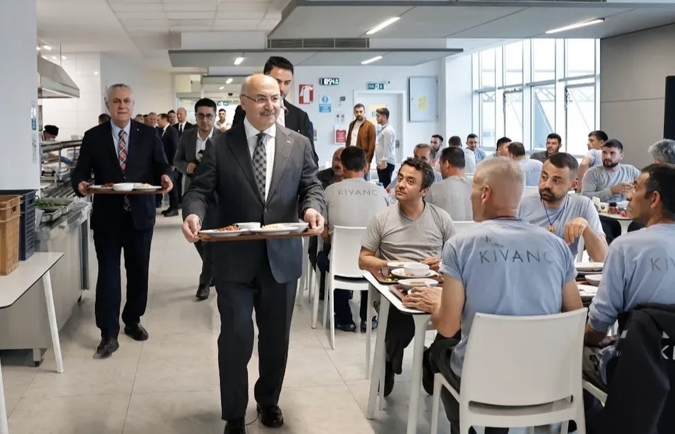 Vali Köşger İşçilerle Aynı Sofrada