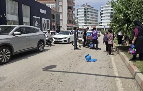 Otomobilin Açılan Kapısına Çarptı