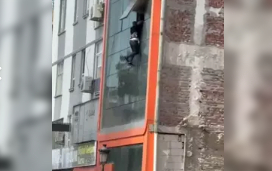 3'üncü Kattan Atlayan 2 İşçi Yaralandı