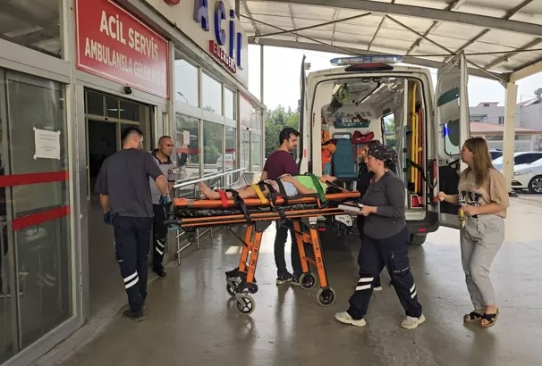 FACİA! Otomobil Kamyonun Altına Girdi