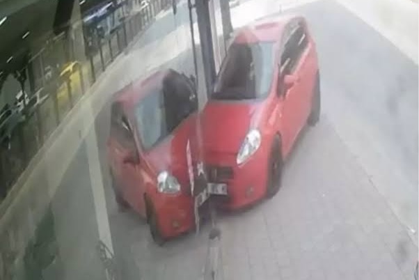 Otomobil Ayakkabı Mağazasına Daldı