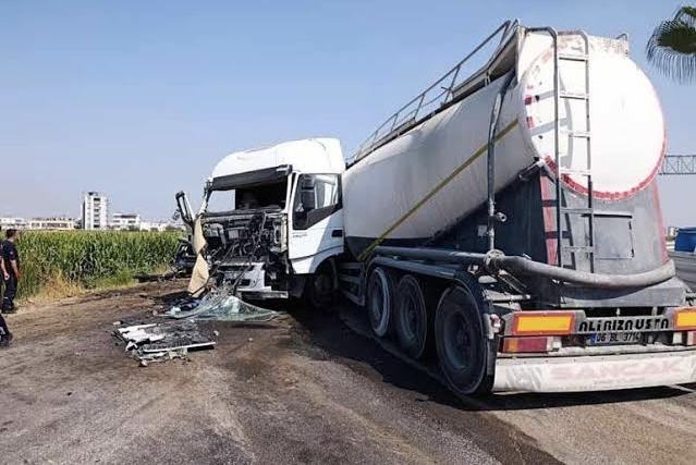 Otomobil ve Kamyona Tanker Çarptı
