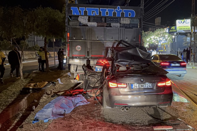 Otomobil Kamyona Çarptı; 1 Ölü, 2 Yaralı