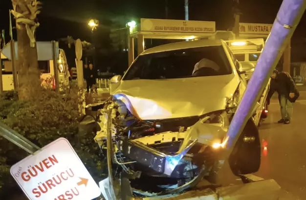 Otomobil ile Minibüs Çarpıştı: 3 Yaralı