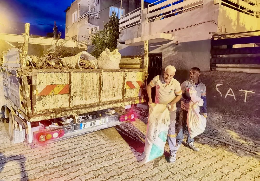 Ceyhan’da Belediyeden Gece Mesaisi 