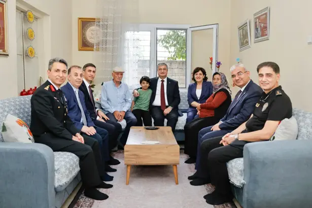 Vali Yavuz Şehit Aileleriyle Birlikte