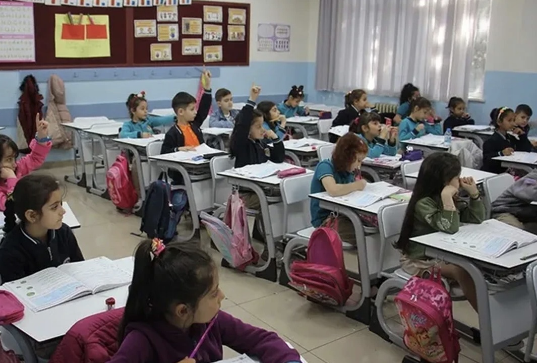 Okullar Cuma Günü Tatil Edildi