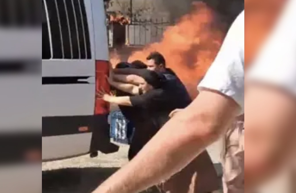 Minibüsü Kül Olmaktan Mahalleli Kurtardı