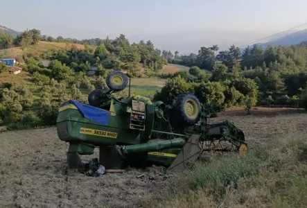 Devrilen Biçerdöverin Sürücüsü Yaralandı