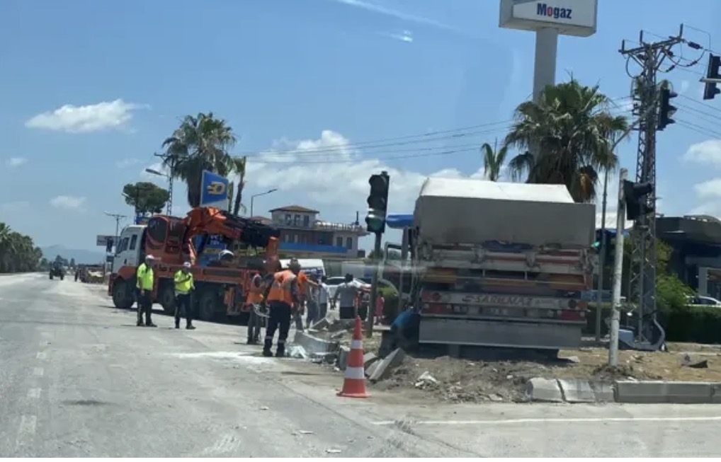TIR, İki Otomobile Çarptı; 5 Yaralı