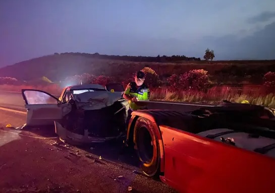 Emniyet Şeridindeki TIR'a Çarptı: 2 Ölü
