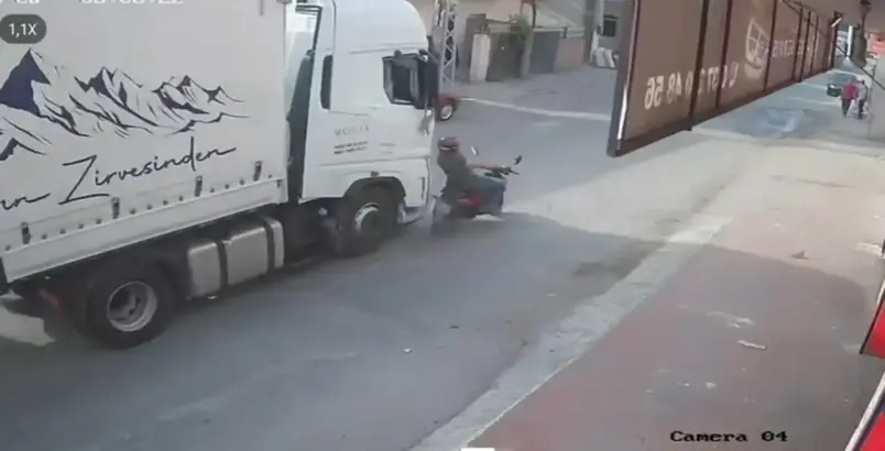 Tır, Motosikleti Altına Aldı 