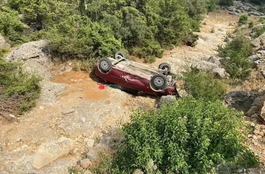 Otomobil Şarampole Devrildi; 2 Yaralı