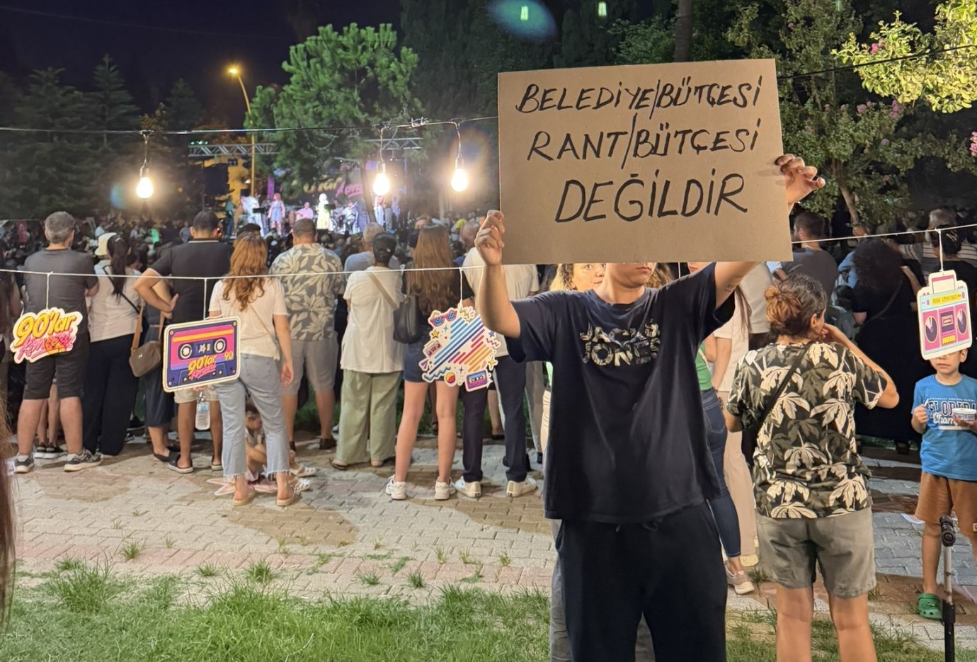 BŞB Konserinde Yolsuzluk Pankartları