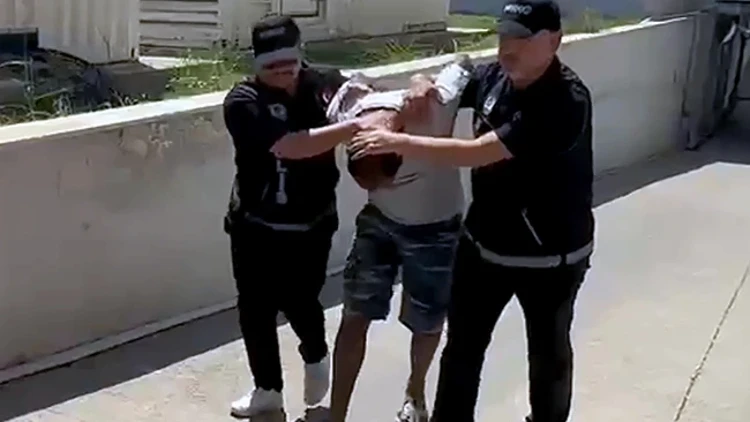 Kırmızı Bültenle Aranıyordu; Yakalandı