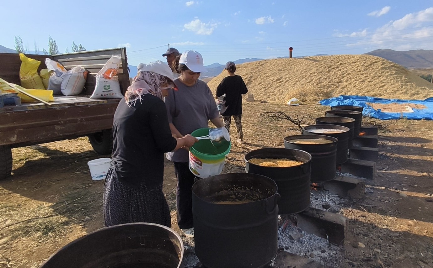 Öğrencilerden Tarlada Ailelerine Destek