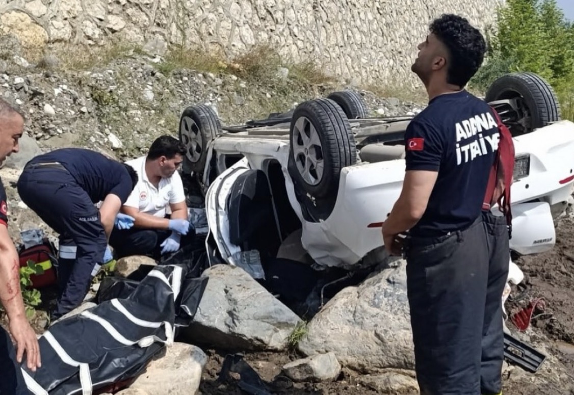 Otomobil Dereye Uçtu: 2 Ölü, 1 Yaralı 