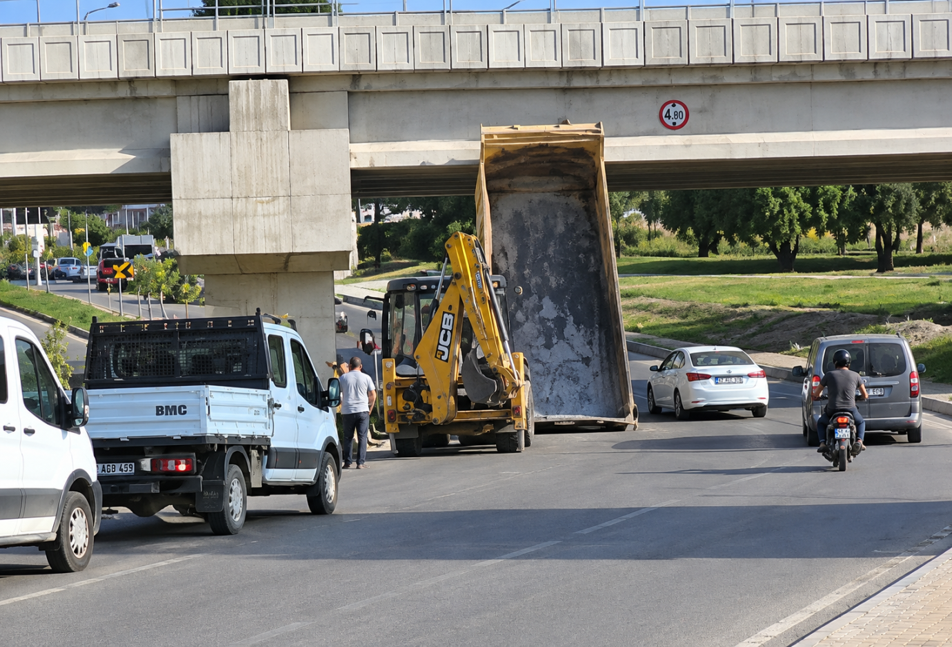 ASKİ Damperi Köprüde Hasara Yol Açtı