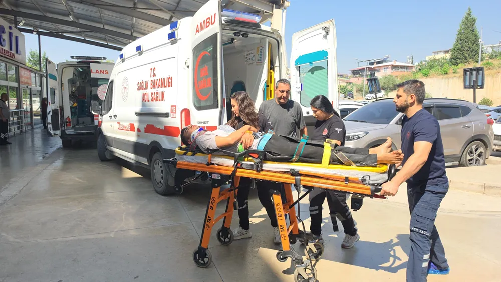 Motosiklet Bisikletliye Çarptı: 3 Yaralı 