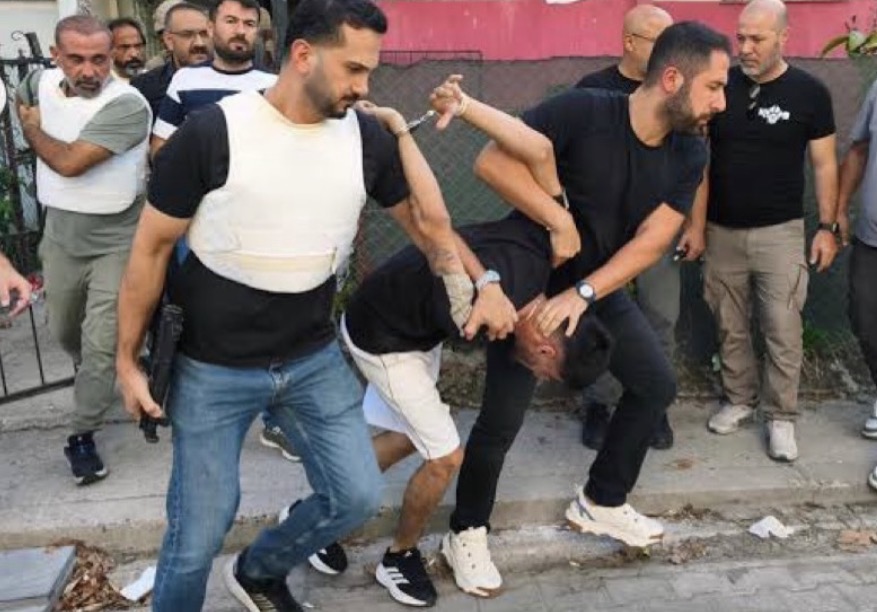 Polise El Bombası ile Direndi