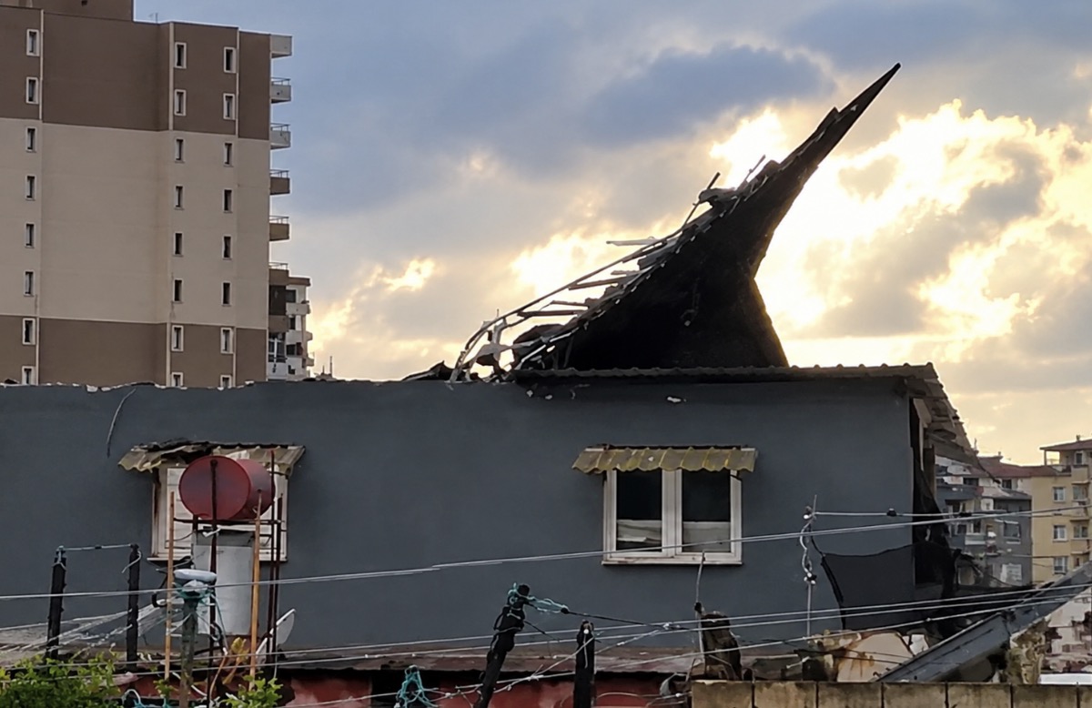 Rüzgar Prefabrik Evlerin Çatılarını Söktü
