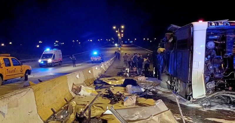 Yolcu Otobüsü Devrildi: 22 Yaralı 