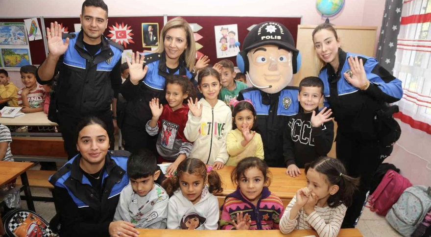 Adana Polisi Çocukları Sevindirdi 
