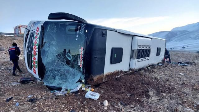 Yolcu Otobüsü Devrildi: 8 Ölü, 35 Yaralı