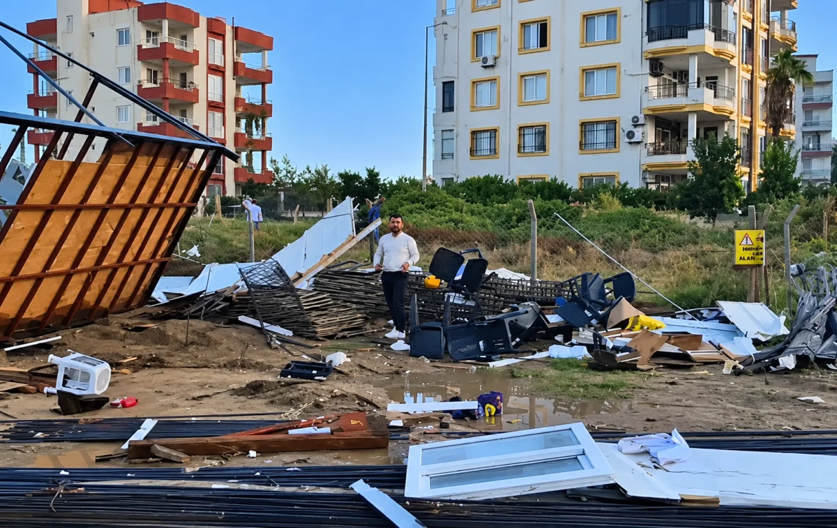 Karataş’ta Hortum Konteynırı Parçaladı